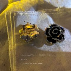 Brož černá růže E-batoh