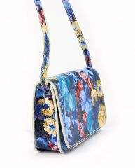 Kožená modrá dámská podélná crossbody kabelka v motivu květů VERA PELLE E-batoh